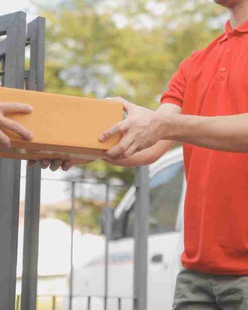 imgi_36_asian-delivery-express-courier-young-man-use-giving--30kb (1)